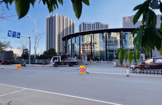 清理整治後的官渡區雲福路，道路通暢環境整潔，汽車銷售企業恢復營業。受訪者供圖
